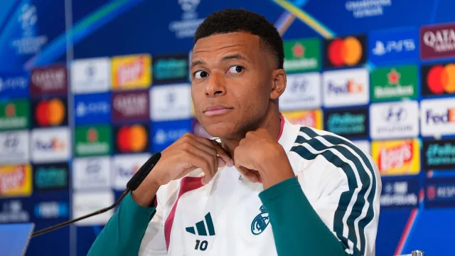 
                    Mbappé sob ataque cerrado: 