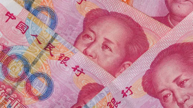 
                    Moeda chinesa atinge valor mais alto face ao dólar desde julho de 2022
                