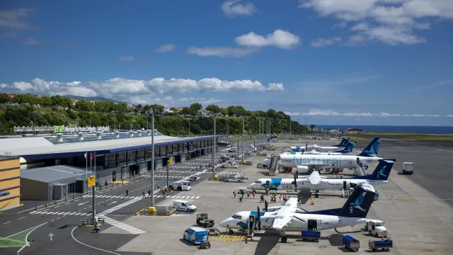 
                    Oito interessados avançam para privatização da Azores Airlines
                