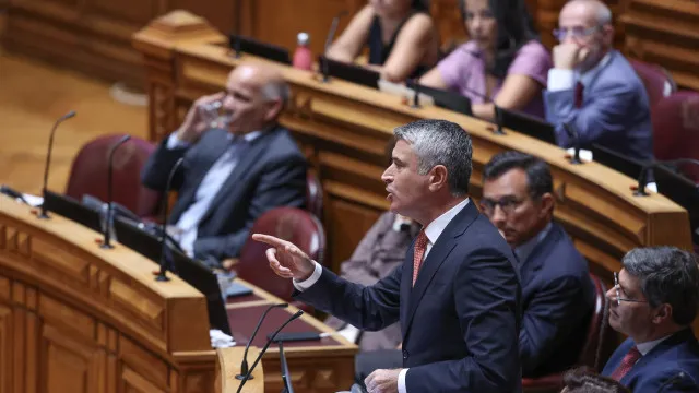 Carneiro: Abstenção do PS trava crise política e censura Governo