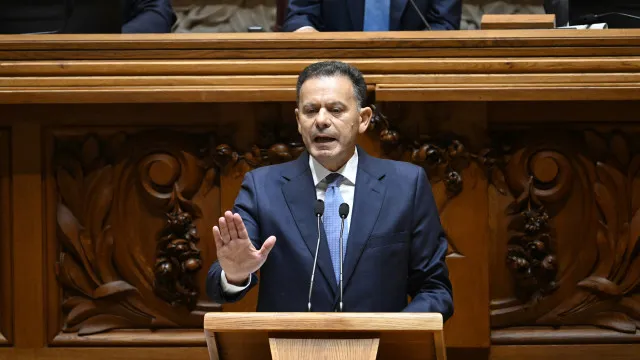 Montenegro acusa Carneiro de exagerar e perder-se no caminho do populismo