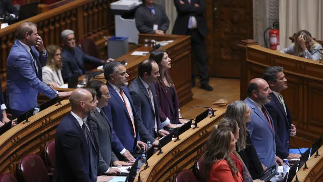 Bancada do Chega levanta-se e grita "demissão" após o chumbo da moção