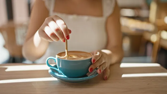 
                    O erro comum ao beber chá ou café que pode aumentar o risco de cancro
                