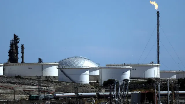 
                    Barril de Brent ultrapassa barreira de 100 dólares (máximo desde julho)
                