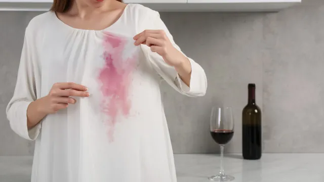 
                    Só piora... 5 nódoas de roupa que não deve lavar com água quente
                