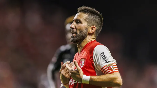 
                    'Quarentão' João Moutinho 