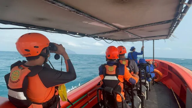 
                    Cinco jornalistas desaparecidos quando iam cobrir erupção do Anak Krakata
                