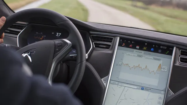 
                    Homem perseguiu ex através do sistema informático do seu Tesla
                
