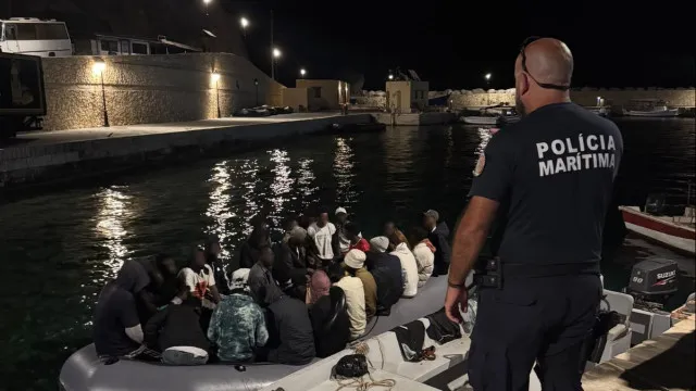 
                    Polícia Marítima resgata 30 pessoas no mar da Grécia
                