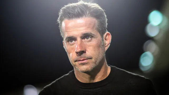 
                    Marco Silva elogia Schjelderup e rende-se a Prestianni: 