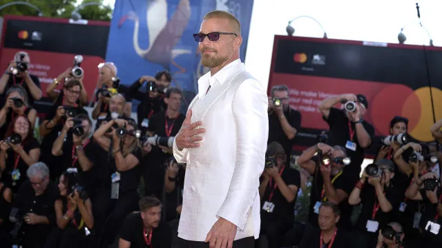 Ricky Martin surpreende todos na sua estreia em Veneza. Cantor está loiro