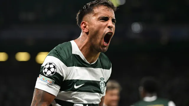 
                    Golaço e... prémio de melhor em campo. Zalazar mostra troféu
                
