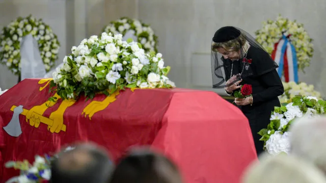 
                    As imagens mais emocionantes da rainha Sonja no funeral do rei Harald V
                