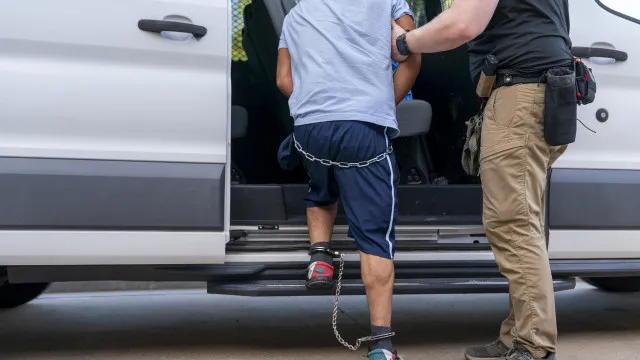 
                    Português detido (e baleado) pelo ICE libertado após 9 meses de detenção
                