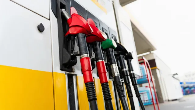 
                    Com petróleo nos $100, o que acontecerá aos combustíveis? Já há pistas
                