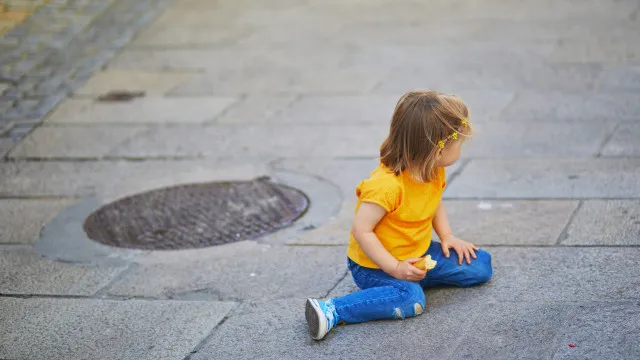 
                    Menina de 3 anos abandonada na rua na Amadora. Mãe foi vista a afastar-se
                