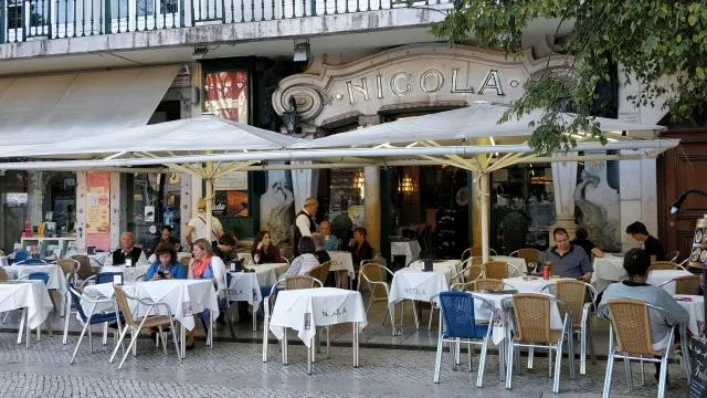 
                    Incêndio deflagra no Café Nicola, no centro de Lisboa. Há um ferido
                