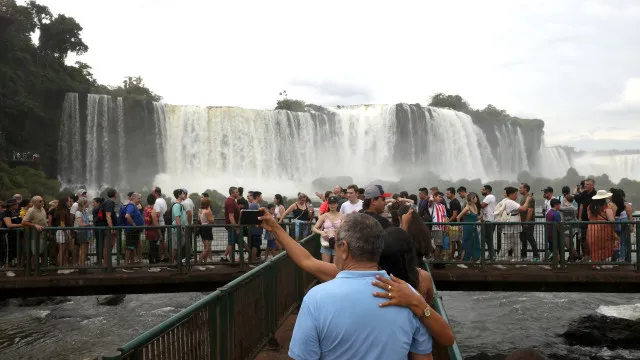 
                    Turistas portugueses no Brasil sobem 25% (e são os principais da Europa)
                