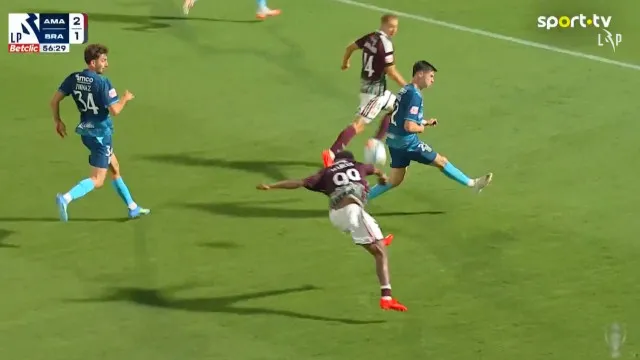 
                    A fazer lembrar Quaresma. Trivela 'de Estrela' vergou o Sp. Braga
                