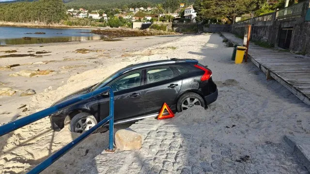 
                    Carro com matrícula portuguesa fica preso no areal de praia em Pontevedra
                