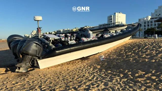 
                    Apreendida embarcação e 7 mil litros de combustível em praia de Quarteira
                