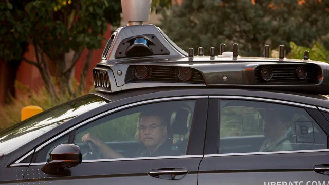 
                    Robotáxis da Uber vão chegar às estradas da Península Ibérica
                