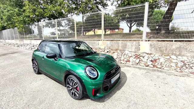 
                    MINI JCW 2.0: Experimentámos o hot hatch com 231 cv
                