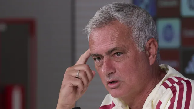 
                    Mourinho usa ditado português para defender Vinícius: 