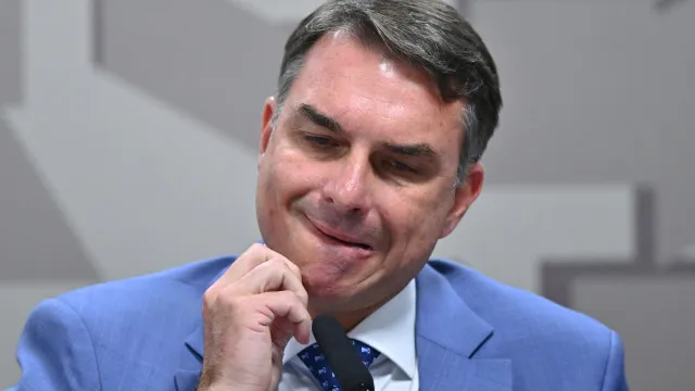 
                    Flávio Bolsonaro investigado por suposta corrupção e lavagem de dinheiro
                