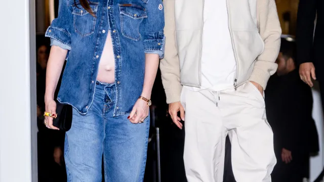
                    Grávida e apaixonada: Anne Hathaway posa ao lado do marido em evento
                