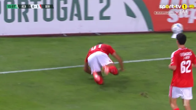 
                    Francisco Silva adianta Benfica B... mas festejo podia ter corrido mal
                
