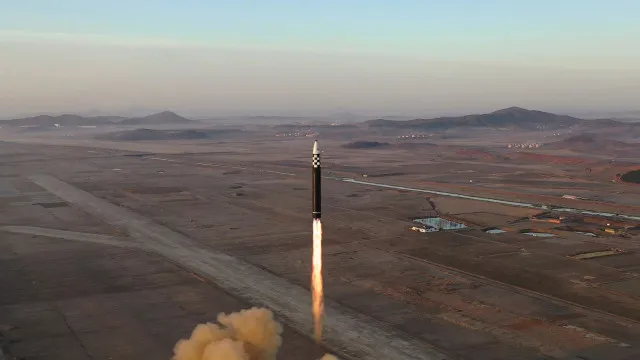 
                    Coreia do Norte volta a lançar mísseis após exercícios militares com EUA
                