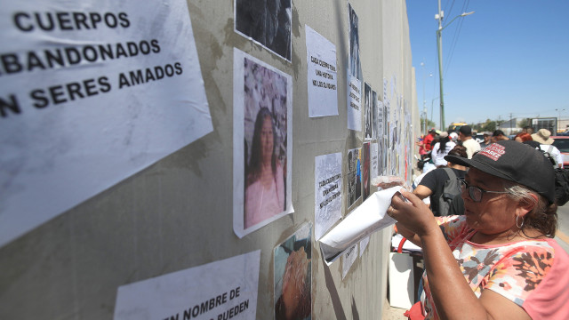 México enterra 117 corpos não identificados junto à fronteira com EUA