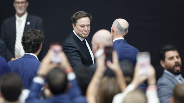 Musk e Altman também a favor de abrandar desenvolvimento de IA