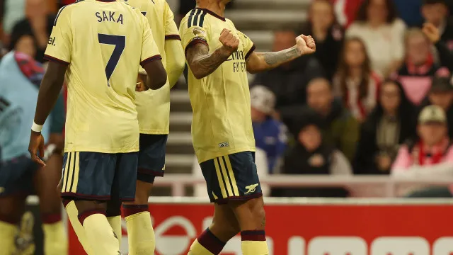 
                    Arsenal bate Sunderland e aguarda pelo dérbi de Manchester na liderança
                