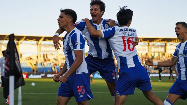 
                    Um dragão que cospe fogo em todas as direções sai sempre com final feliz
                