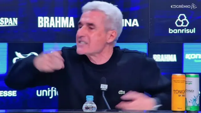 
                    Luís Castro irrita-se com jornalista: 