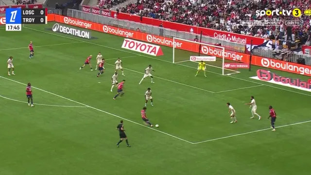 
                    Para ver e rever. O golaço de Tiago Santos que abriu o Lille-Troyes
                