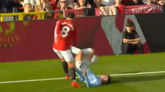 Confusão entre Bruno Fernandes e Foden dá expulsão no dérbi de Manchester