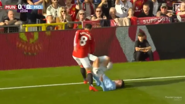 
                    Confusão entre Bruno Fernandes e Foden dá expulsão no dérbi de Manchester
                