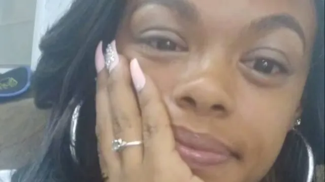 
                    Mulher encontrada enforcada em árvore no Mississípi. Homem detido
                
