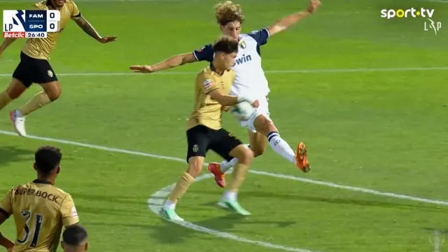 
                    Decisão correta? Sporting vê golaço anulado pelo VAR por mão polémica
                