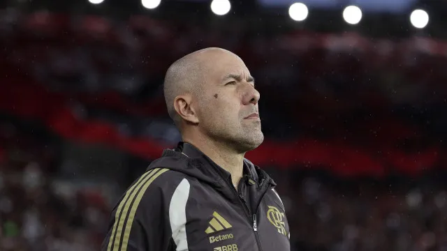 
                    Flamengo, de Leonardo Jardim, sofre mas mantém liderança isolada
                