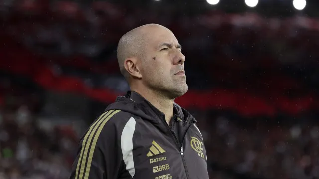 Flamengo, de Leonardo Jardim, sofre mas mantém liderança isolada