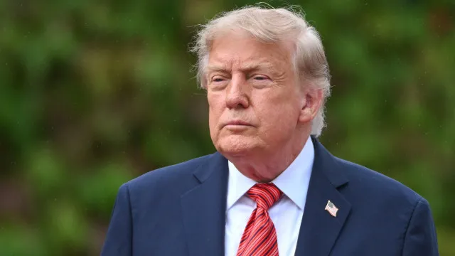 
                    Trump promulga novas sanções à Rússia que permitem impor tarifas a terceiros
                