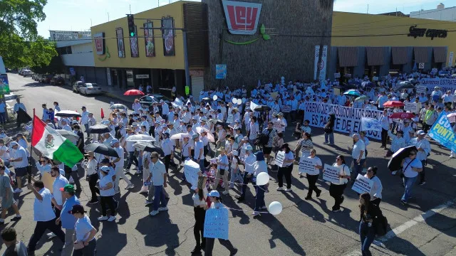 
                    Milhares protestam contra violência no estado mexicano de Sinaloa
                
