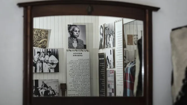
                    Jovens poetas pedem bibliotecas e avenidas para eternizar Noémia de Sousa
                