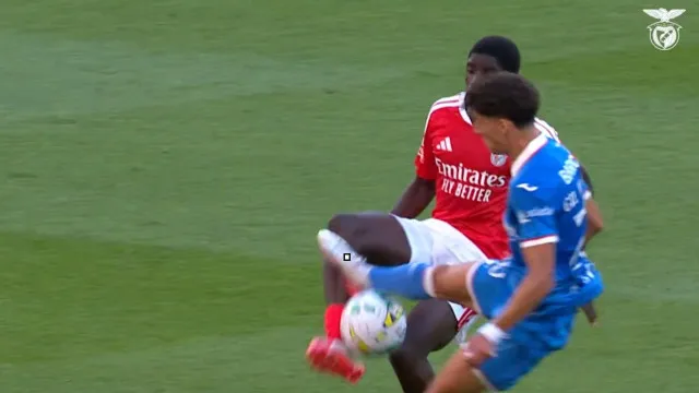 
                    Benfica aponta dedo à arbitragem e cita... Farioli: 