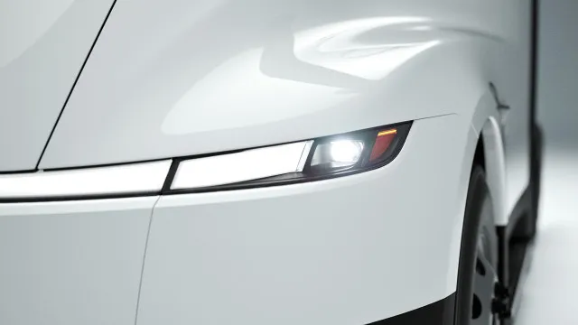 
                    Novo Tesla na Europa faz até 550 km e transporta 40 toneladas
                