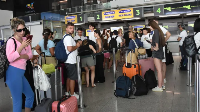 
                    Cinzas expelidas pelo Etna suspendem ligações ao aeroporto de Catânia
                